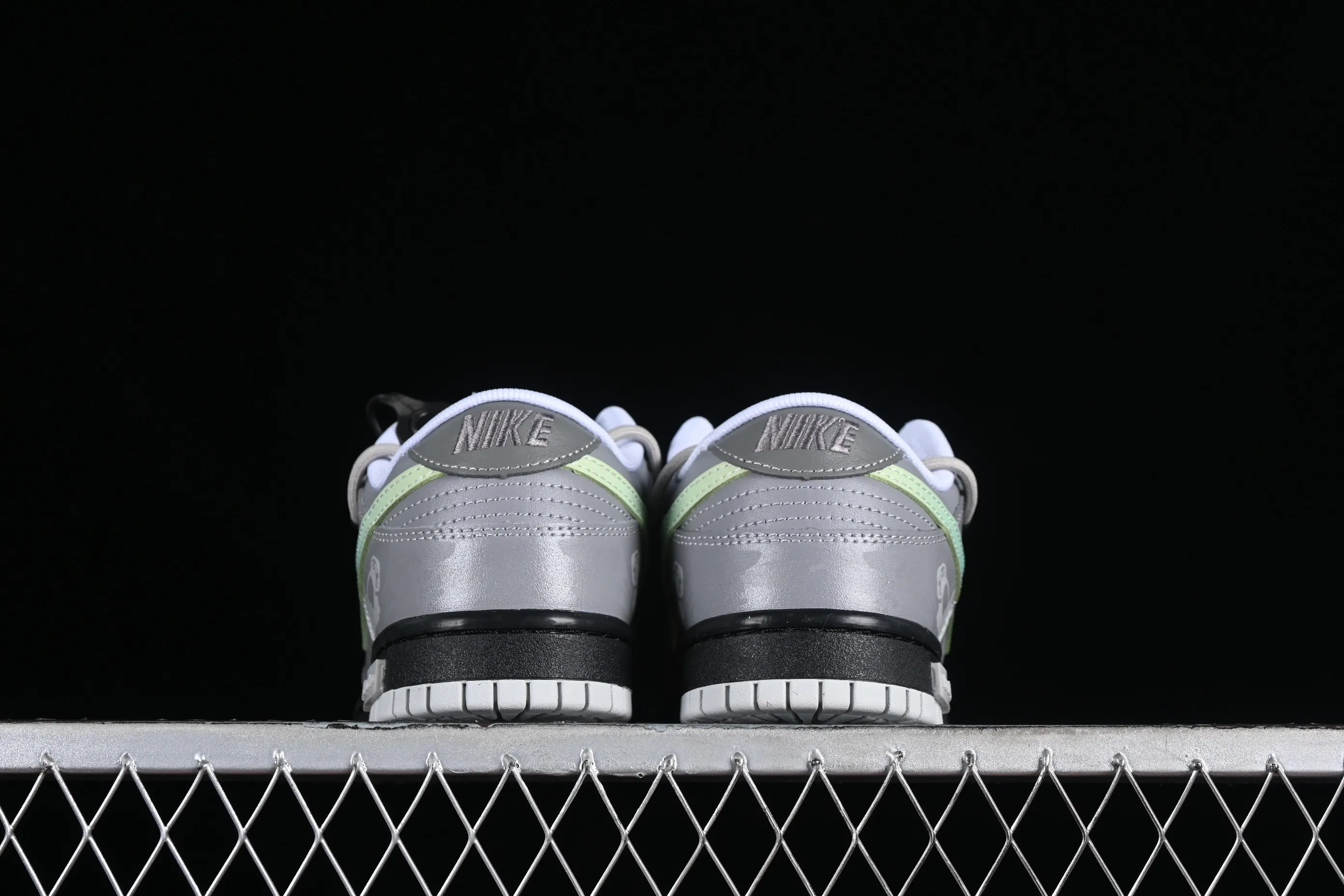 All Categories Nk SB Dunk Series Nk SB Dunk Low Low-top Sneakers Nk Dunk Low Panda Prank Space Exploration-Alien Threat SB Strap Low-top Casual Sneakers DV0831-101